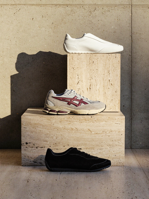 Trei sneakers așezați pe socluri de travertin în trepte, legate de umbre diagonale.